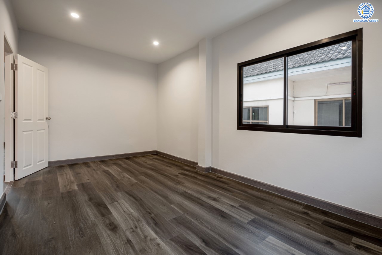 บ้านมือสองตกแต่งใหม่ ม.ปฐวีกาญจน์ ประชาชื่น-แจ้งวัฒนะ ทำเลโซนเมือง ดีไซน์สุด Classic เนื้อที่ 50 ตร.ว. ฟังก์ชัน 3 ห้องนอน 4 ห้องน้ำ ใกล้เซ็นทรัลแจ้งวัฒนะ สนามบินดอนเมือง เดินทางสู่ใจกลางเมืองได้อย่างรวดเร็วด้วย ทางด่วน"บางปะอิน-ปากเกร็ด" และรถไฟฟ้าสายสีชมพู "สถานีศรีรัช"